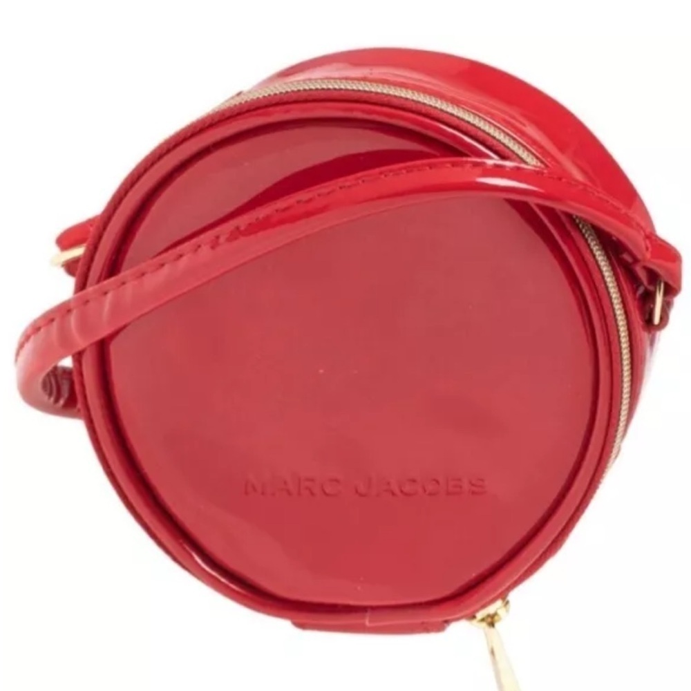 🔥 NEW Marc Jacobs Patent Leather Circle Purse – Red & Gold Accents 🔥